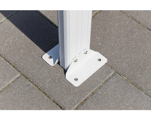 Detailansicht eines weißen Pavillonpfostens mit Befestigungsfuß auf Pflastersteinen