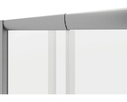 Detailansicht einer Duschkabine mit silberfarbenem Rahmen und transparentem Glas