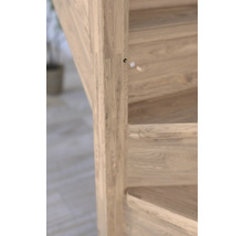 Detailaufnahme einer Holztreppe mit Holzdübeln
