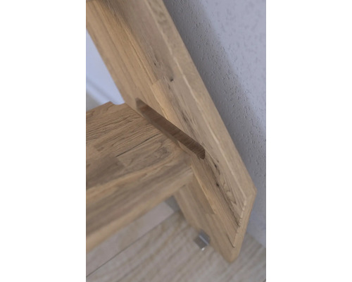 Detailansicht eines Holztisches
