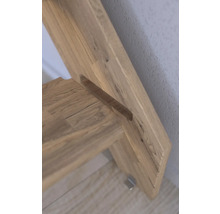 Detailansicht eines Holzregals