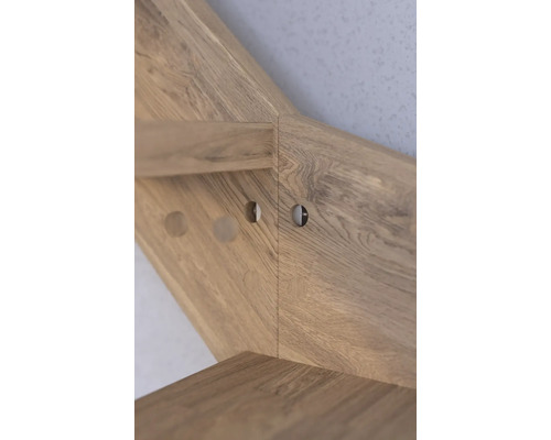 Detailansicht eines Holzregals mit Bohrungen für die Montage