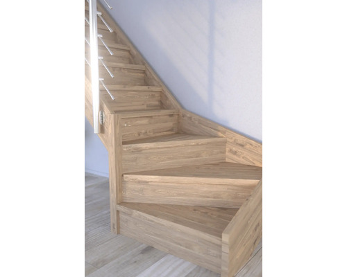 Holztreppe mit Metallgeländer