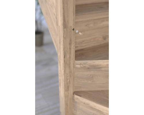 Detailaufnahme einer Holztreppe mit Dübel