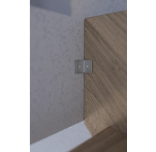Detailansicht einer Regalbefestigung an einer Wand