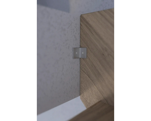 Detailansicht einer Regalbefestigung an einer Wand