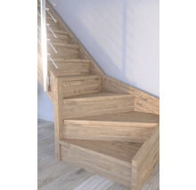 Holztreppe mit Metallgeländer