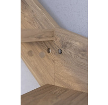 Detailansicht einer Holztreppe mit Bohrungen für die Montage