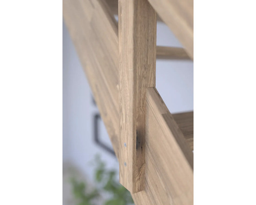 Detailaufnahme einer Holztreppe mit Holzpfosten