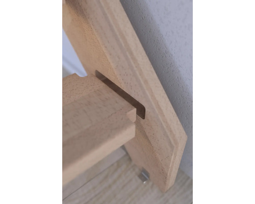 Detailansicht einer Holztreppe mit Wange
