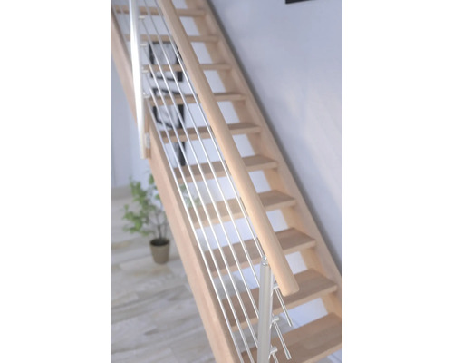 Holztreppe mit Edelstahlgeländer im Innenbereich