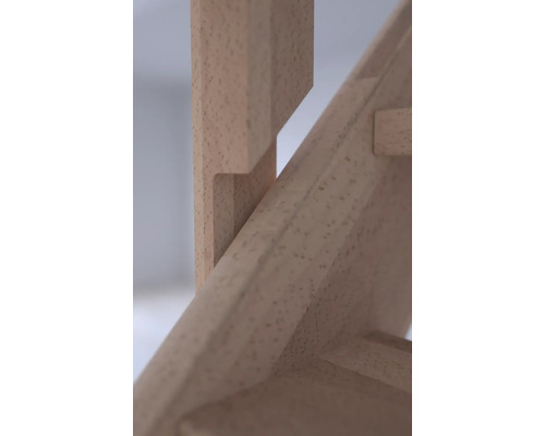 Detailansicht einer Holztreppe, die die Konstruktion und das Material zeigt.