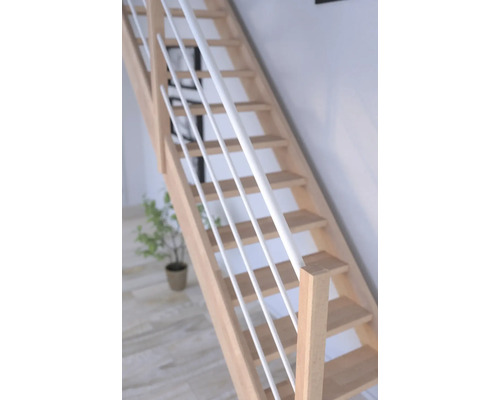 Holztreppe mit weißen Geländerstäben in einem hellen Raum