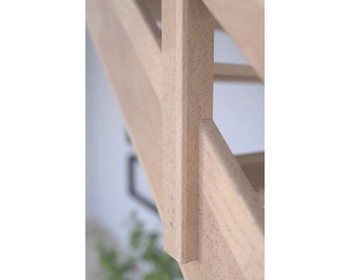 Detailaufnahme eines Holztreppengeländers