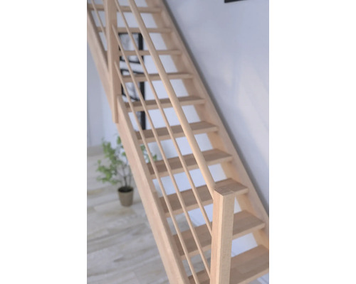 Holztreppe im Innenraum mit Geländer