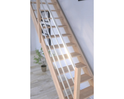 Holztreppe mit Edelstahlgeländer im Innenraum