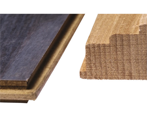 Detailaufnahme von Laminatboden und Sockelleiste