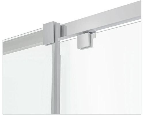 Detail einer Duschkabine mit transparentem Glas und Metallrahmen