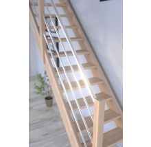 Holztreppe mit Edelstahlgeländer in einem hellen Raum