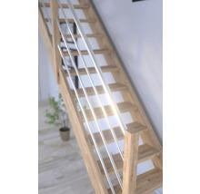 Holztreppe mit Geländerstäben