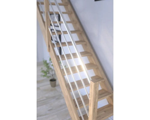 Holztreppe mit Geländerstäben