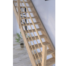 Holztreppe mit Geländer im Innenbereich