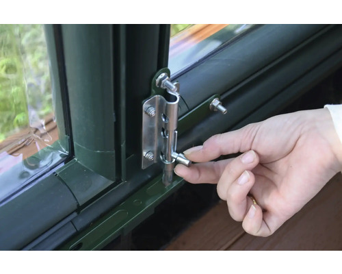 Detailansicht eines Fensterriegels an einem Fenster