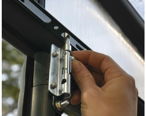 Detailaufnahme eines Riegelverschlusses an einem Gewächshaus
