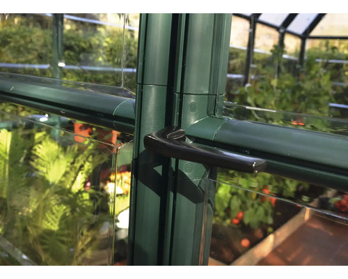 Detailansicht eines Gewächshausfensters mit Fenstergriff