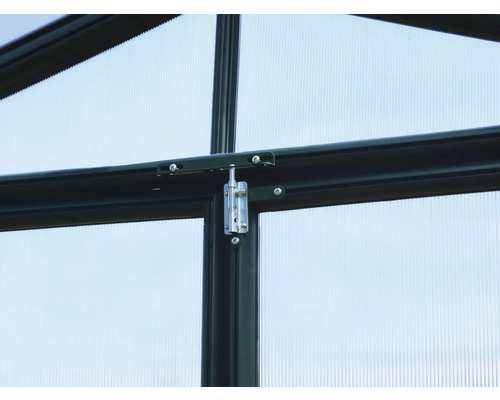 Detailansicht eines Gewächshauses mit Türriegel