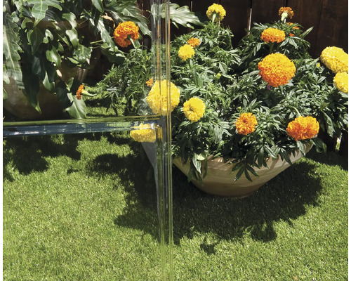 Gartenszene mit Pflanzkübeln und einer Glasbalustrade auf Rasen