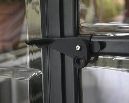 Detailansicht eines Gewächshausfensters mit Fenstergriff