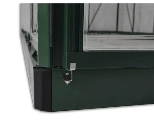 Detailansicht des Fundamentrahmens eines Gewächshauses mit Befestigungsclip