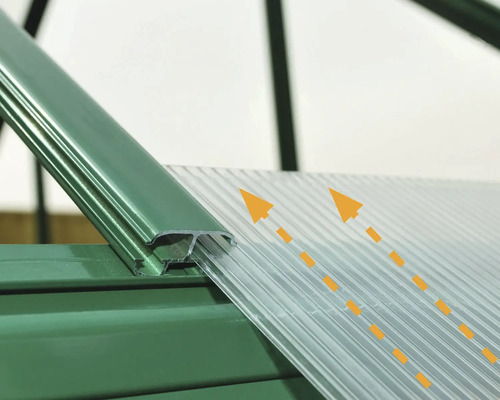 Detailansicht eines Gewächshausprofils mit Polycarbonatplatten und Pfeilen zur Darstellung des Wasserablaufs