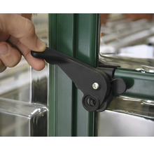 Detailaufnahme eines schwarzen Fenstergriffs an einem Fensterrahmen