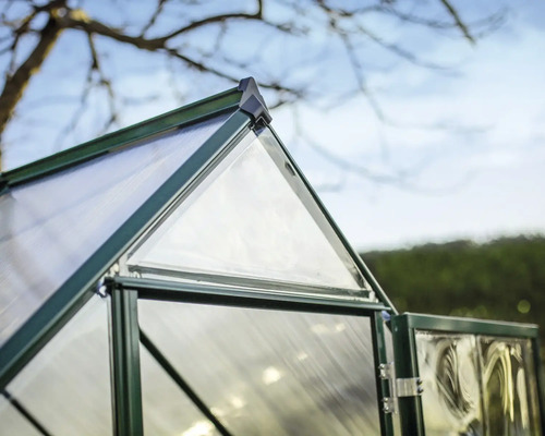 Detailaufnahme eines Gewächshauses mit Polycarbonatplatten und Metallrahmen