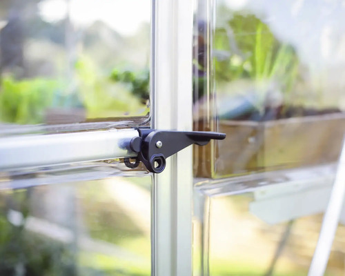 Detailaufnahme eines Gewächshauses mit Fensterverriegelung.