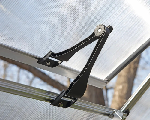 Gewächshausfenster mit schwarzem Fensteröffner