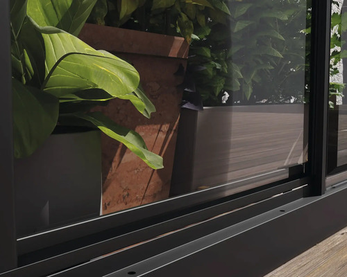 Detailaufnahme eines schwarzen Terrassengeländers mit Pflanzen