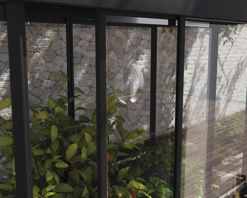 Detailaufnahme eines Gartens durch eine Terrassenüberdachung mit Glas