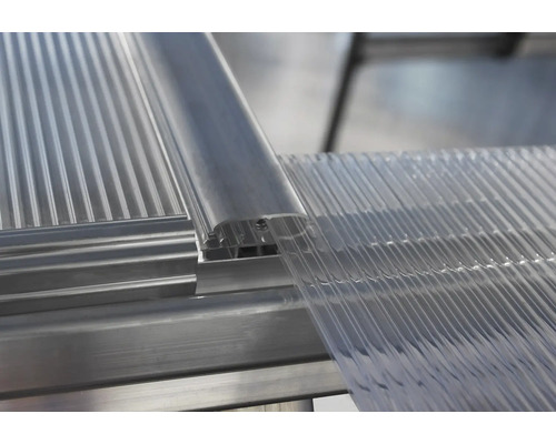 Detailaufnahme eines Polycarbonatplatten-Systems mit Verbindungsprofil