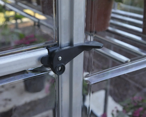 Detailansicht eines Gewächshauses mit schwarzem Griff