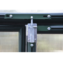 Detailansicht eines Riegelverschlusses an einem Gewächshaus