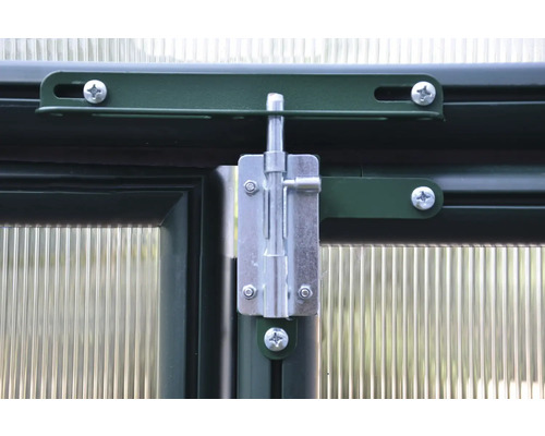 Detailansicht eines Riegelverschlusses an einem Gewächshaus