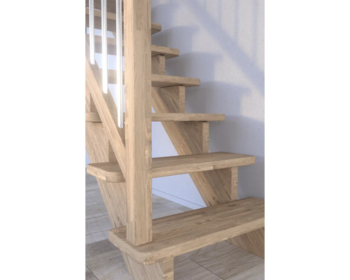Holztreppe mit Geländer im Innenbereich
