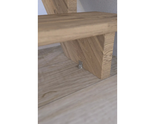 Detail einer Holztreppe mit Winkelverbinder