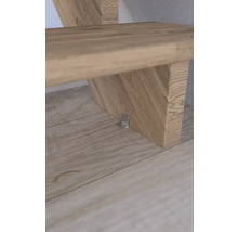 Detailansicht einer Holztreppe mit Metallwinkelbefestigung