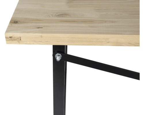 Detailansicht eines Tisches mit Holzplatte und schwarzem Metallgestell