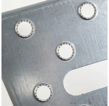 Detailansicht einer Metallplatte mit Löchern