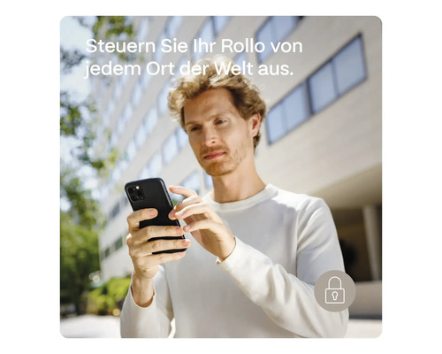 Mann steuert Rollladen per Smartphone
